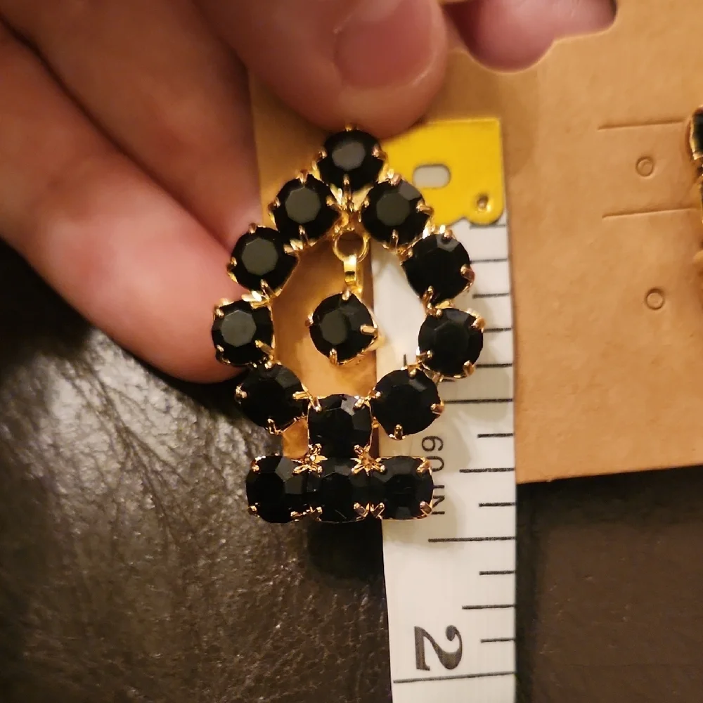 Elegant Black and Gold Necklace With Earrings‎